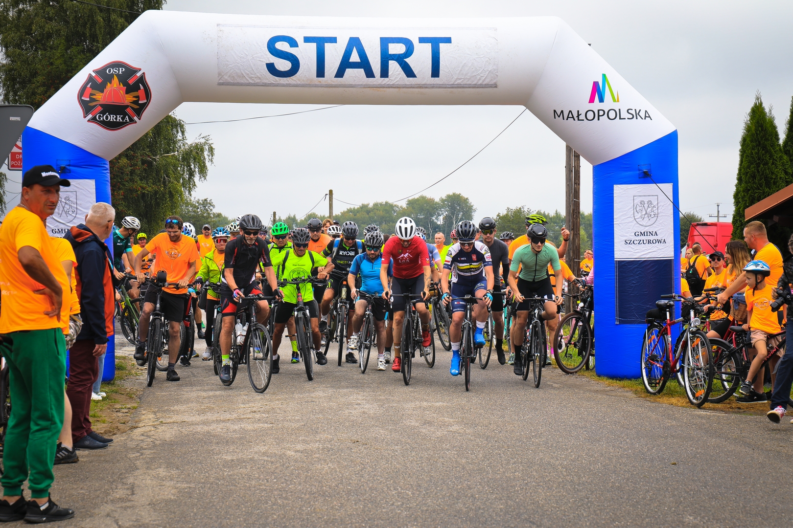 zdjęcie przedstawia start rajdu rowerowego 2025