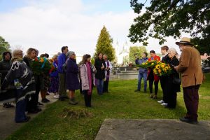 zdjęcie przed pomnikiem Romów w Szczurowej 1