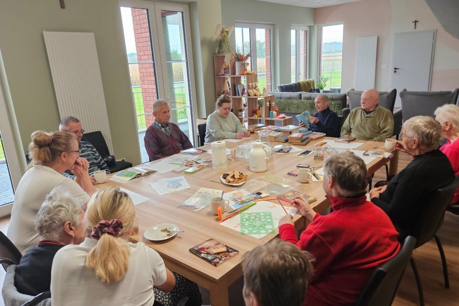 Zdjęcie przedstawia spotkanie z uczestnikami COM w Górce