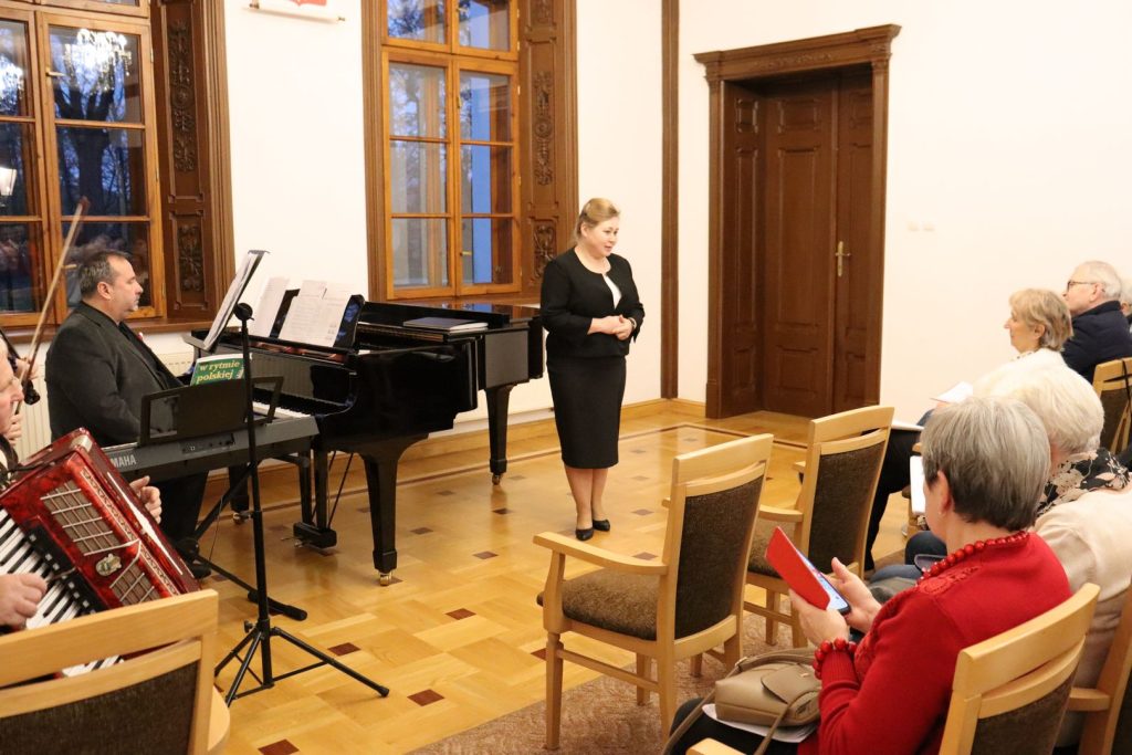 zdjęcie przedstawia wydarzenie z okazji Święta Niepodległości które odbyło się w GBP w Szczurowej