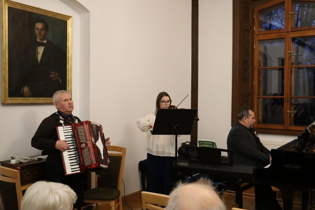 zdjęcie przedstawia wydarzenie z okazji Święta Niepodległości które odbyło się w GBP w Szczurowej