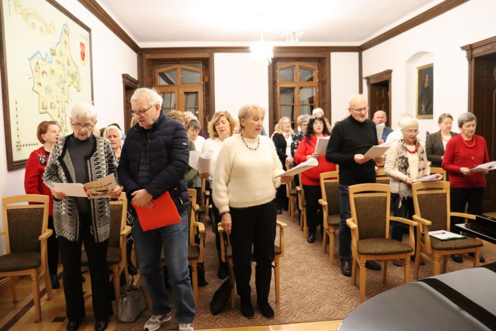 zdjęcie przedstawia wydarzenie z okazji Święta Niepodległości które odbyło się w GBP w Szczurowej