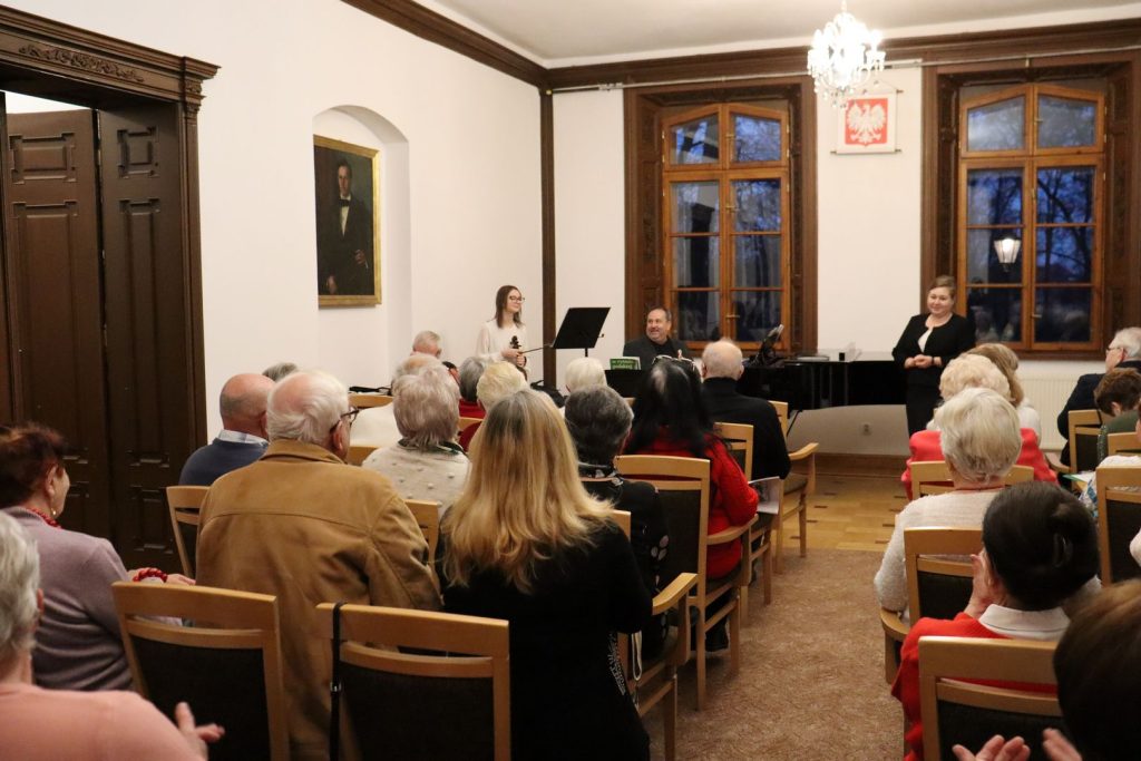 zdjęcie przedstawia wydarzenie z okazji Święta Niepodległości które odbyło się w GBP w Szczurowej