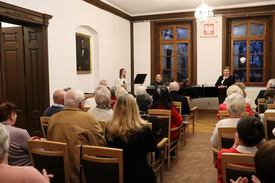 zdjęcie przedstawia wydarzenie z okazji Święta Niepodległości które odbyło się w GBP w Szczurowej