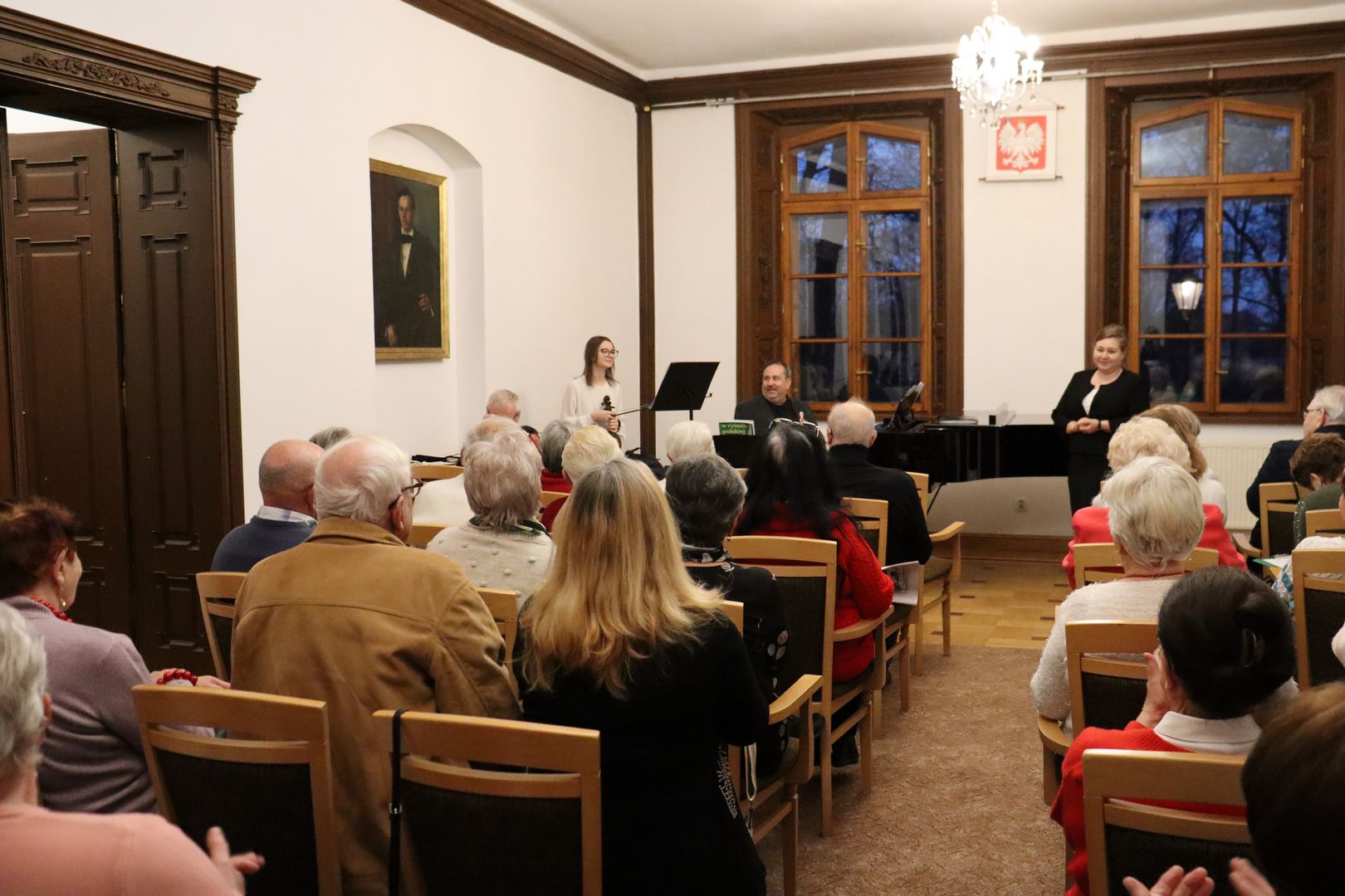 zdjęcie przedstawia wydarzenie z okazji Święta Niepodległości które odbyło się w GBP w Szczurowej