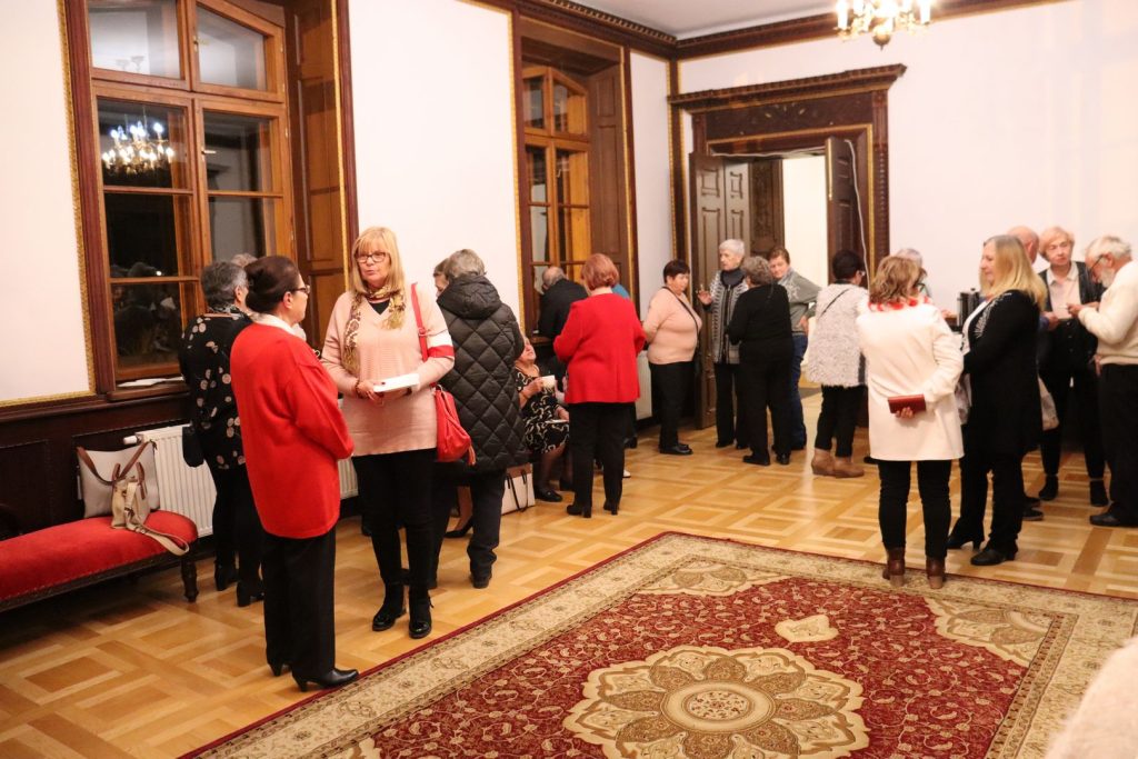 zdjęcie przedstawia wydarzenie z okazji Święta Niepodległości które odbyło się w GBP w Szczurowej