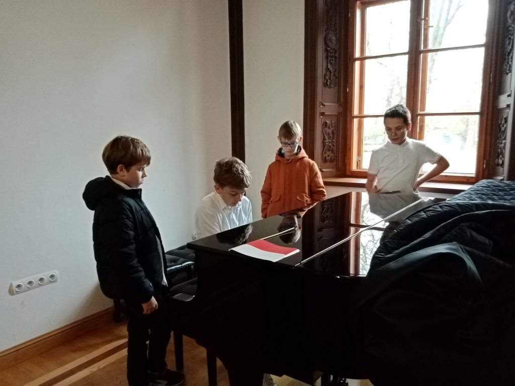 lekcja dzieci w GBP w Szczurowej 1