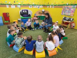 zdjęcie przedstawia dzieci przy książkach