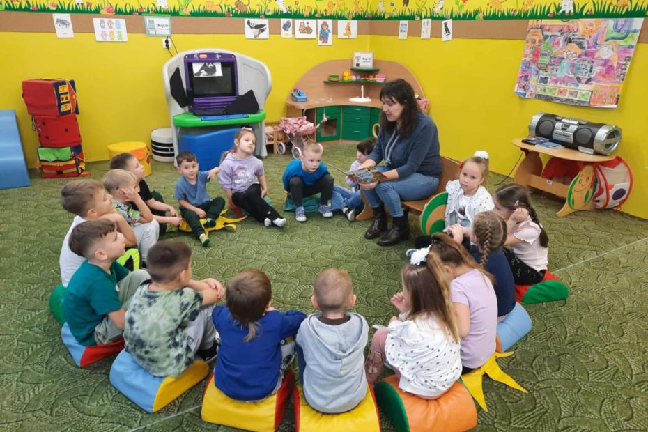 zdjęcie przedstawia dzieci przy książkach