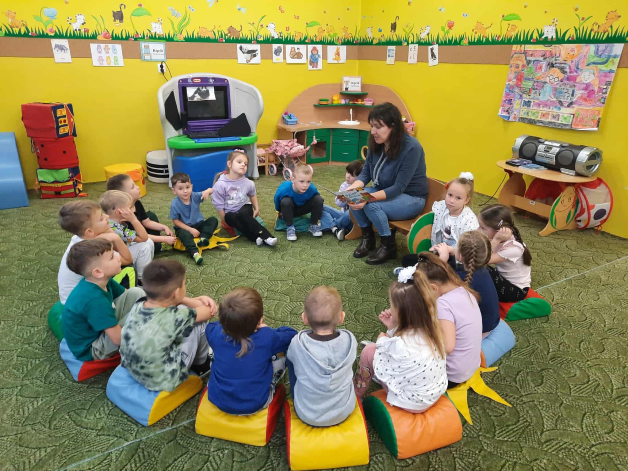 zdjęcie przedstawia dzieci przy książkach