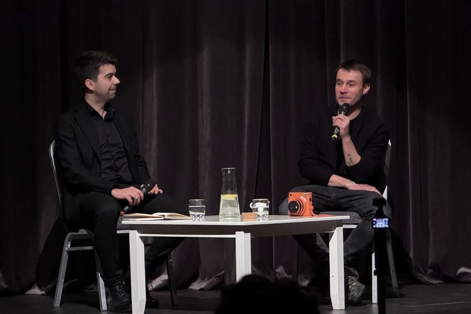 zdjęcie przedstawia spotkanie autorskie z Michałem Tylką