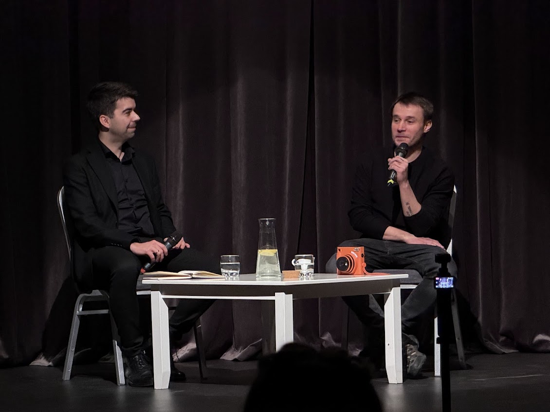 zdjęcie przedstawia spotkanie autorskie z Michałem Tylką