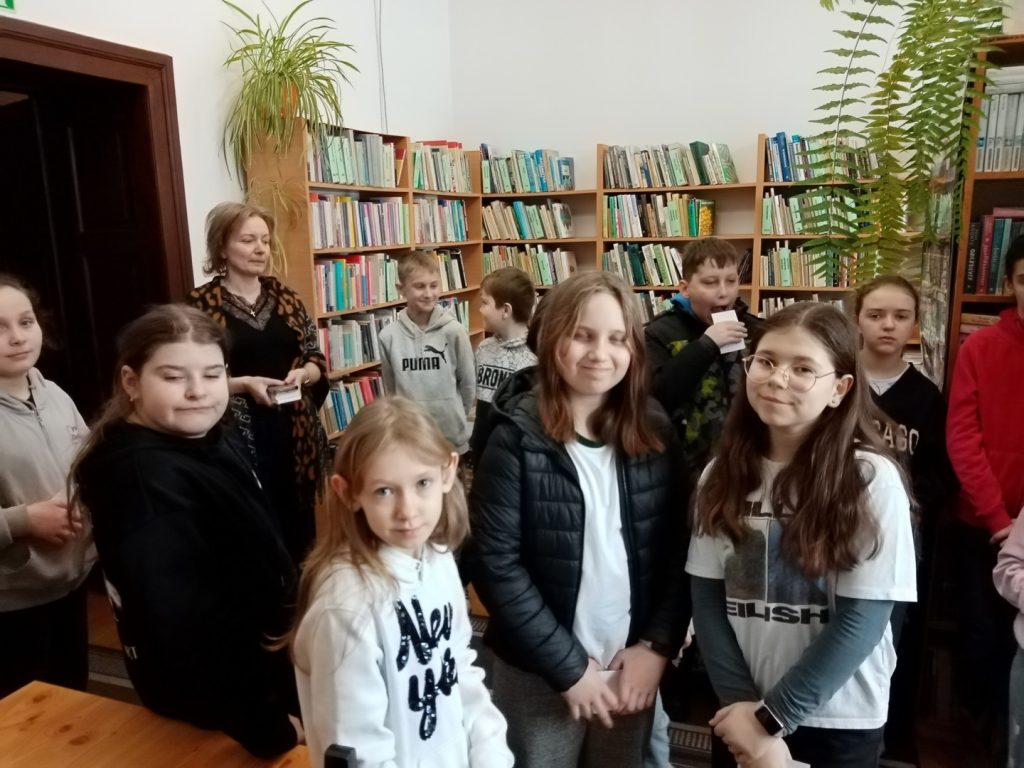 Dzieci szkolne podczas wizyty w GBP Szczurowa