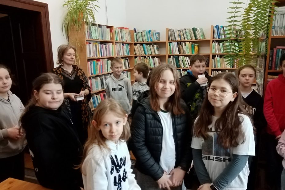 Dzieci szkolne podczas wizyty w GBP Szczurowa