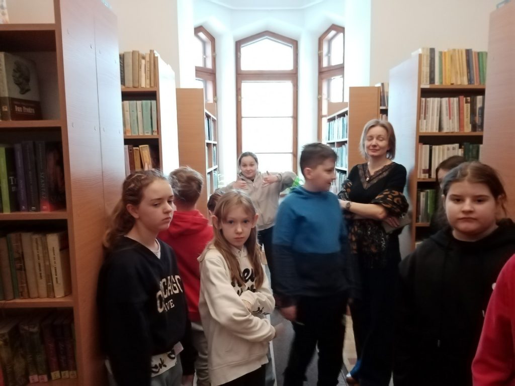 Dzieci szkolne podczas wizyty w GBP Szczurowa