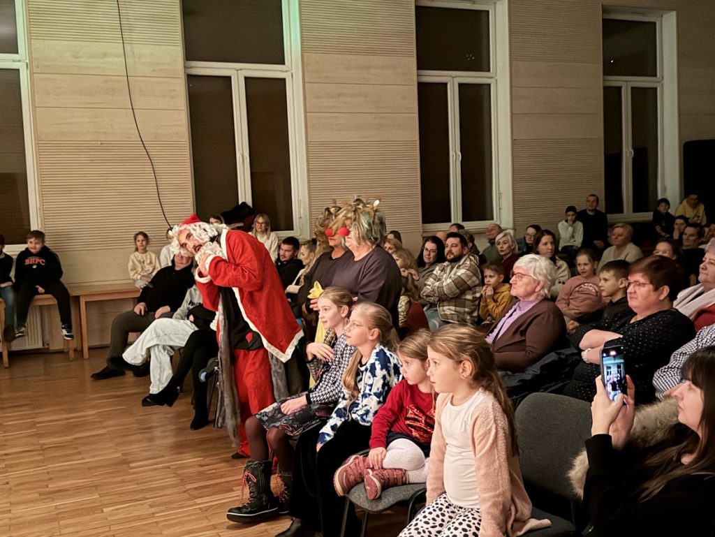 zdjęcie przedstawia spektakl "Mikołaj w wiosce Elfów"