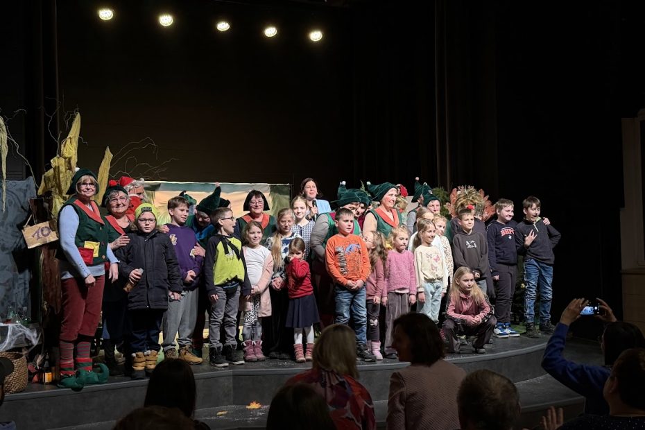 zdjęcie przedstawia spektakl "Mikołaj w wiosce Elfów"