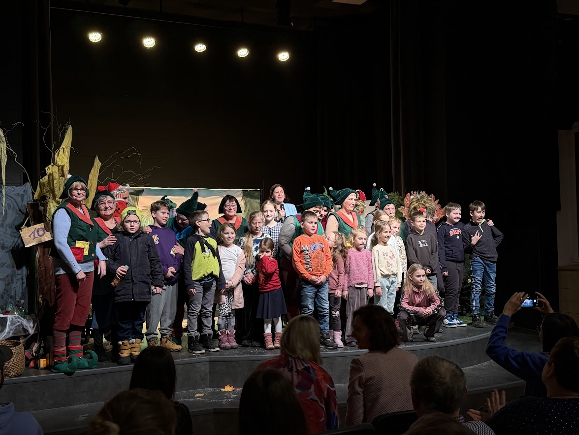zdjęcie przedstawia spektakl "Mikołaj w wiosce Elfów"