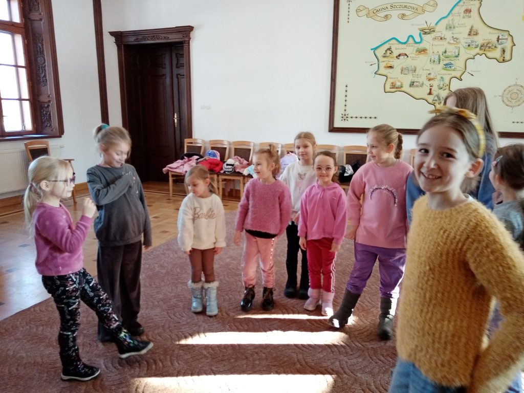 Zdjęcie przedstawia dzieci podczas zajęć feryjnych w GBP 2026