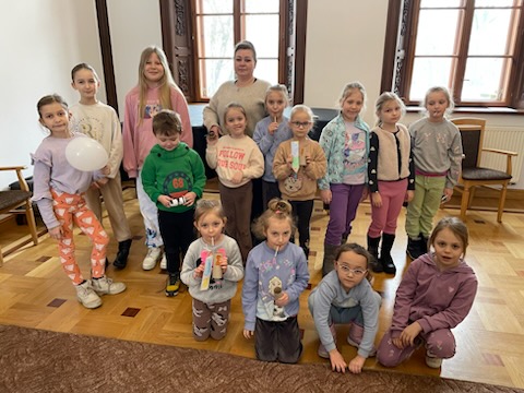 Zdjęcie przedstawia dzieci podczas zajęć feryjnych w GBP 2026