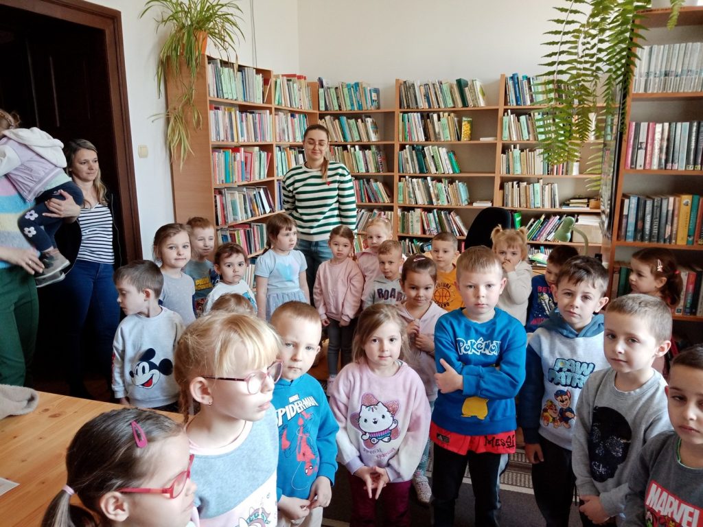 zdjęcie przedstawia dzieci z wizytą w Gminnej Bibliotece Publicznej w Szczurowej