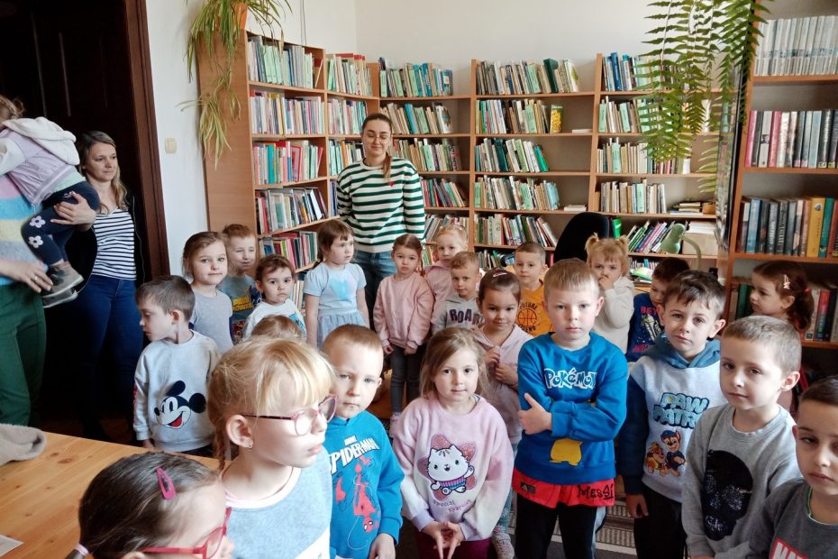 zdjęcie przedstawia dzieci z wizytą w Gminnej Bibliotece Publicznej w Szczurowej