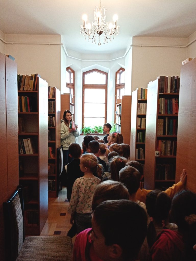 zdjęcie przedstawia dzieci z wizytą w Gminnej Bibliotece Publicznej w Szczurowej