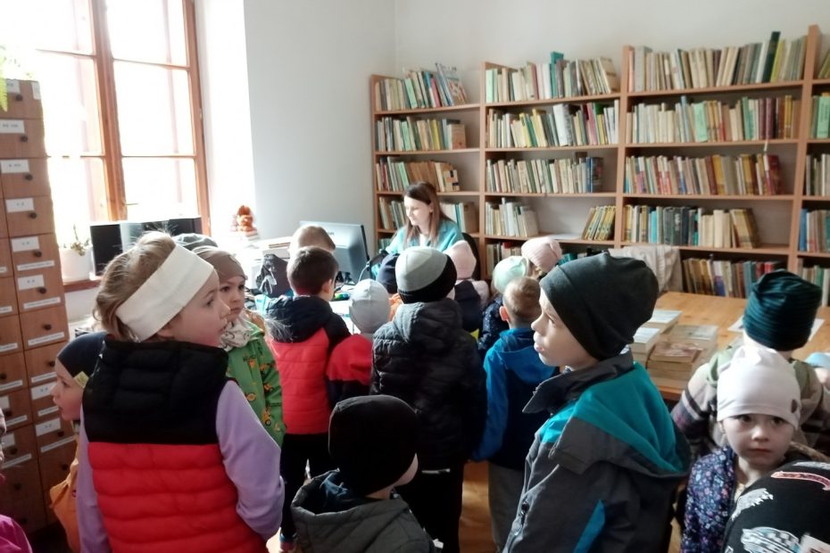 zdjęcie przedstawia dzieci z ochronki z wizytą w bibliotece w Szczurowej