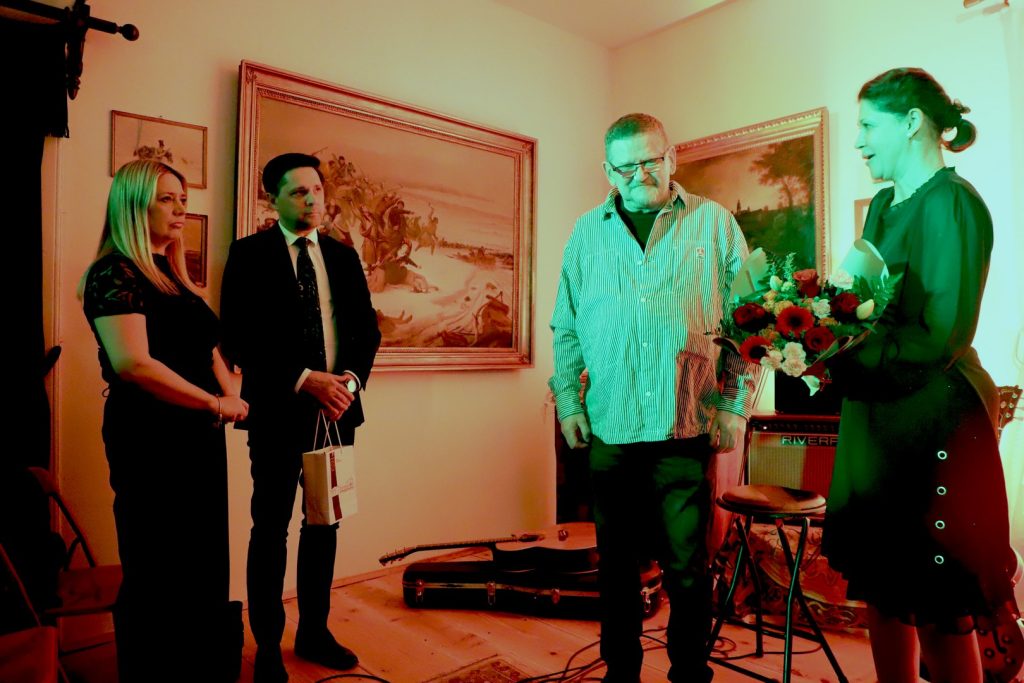 Zdjęcie przedstawia Koncert w Muzeum Dwór w Dołędze który odbył się 10.04.2026