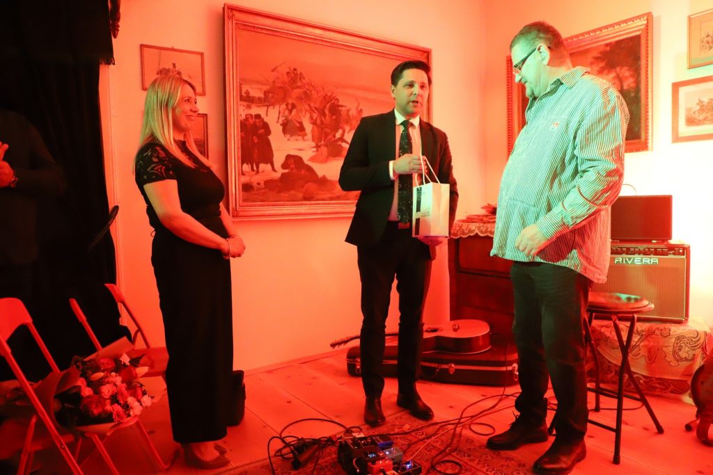 Zdjęcie przedstawia Koncert w Muzeum Dwór w Dołędze który odbył się 10.04.2026