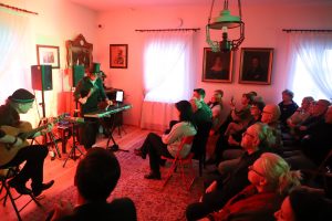 Zdjęcie przedstawia Koncert w Muzeum Dwór w Dołędze który odbył się 10.04.2026