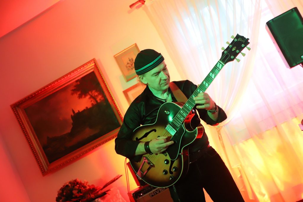 Zdjęcie przedstawia Koncert w Muzeum Dwór w Dołędze który odbył się 10.04.2026