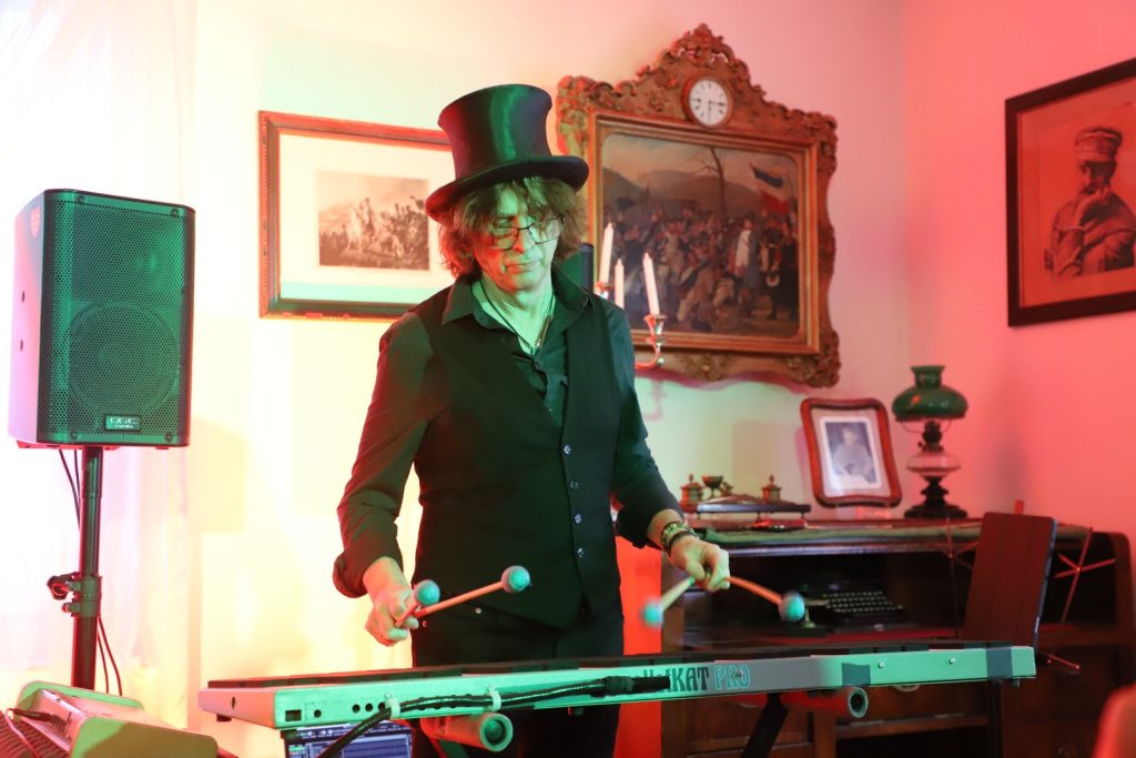 Zdjęcie przedstawia Koncert w Muzeum Dwór w Dołędze który odbył się 10.04.2026