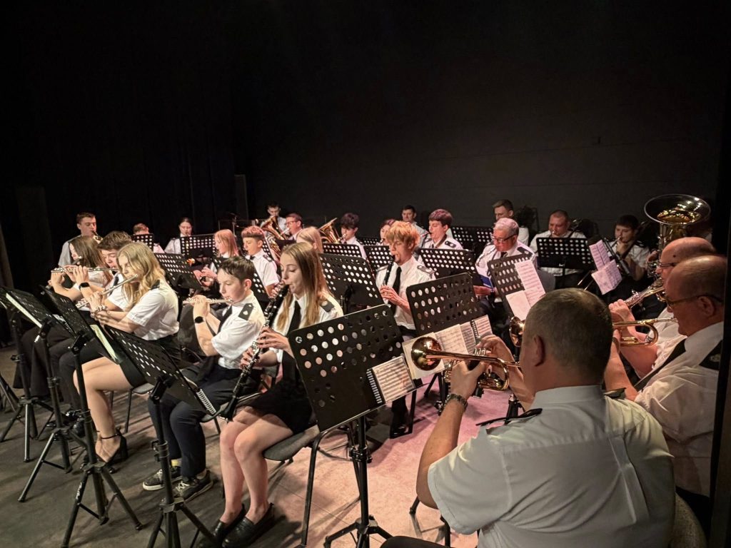 Obraz przedstawia osoby podczas Koncertu Wieczór dla Jana Pawła II 12.10.2026 sala GCKCziS Szczurowa