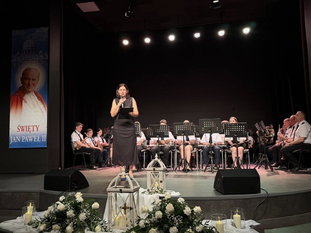 Obraz przedstawia osoby podczas Koncertu Wieczór dla Jana Pawła II 12.10.2026 sala GCKCziS Szczurowa