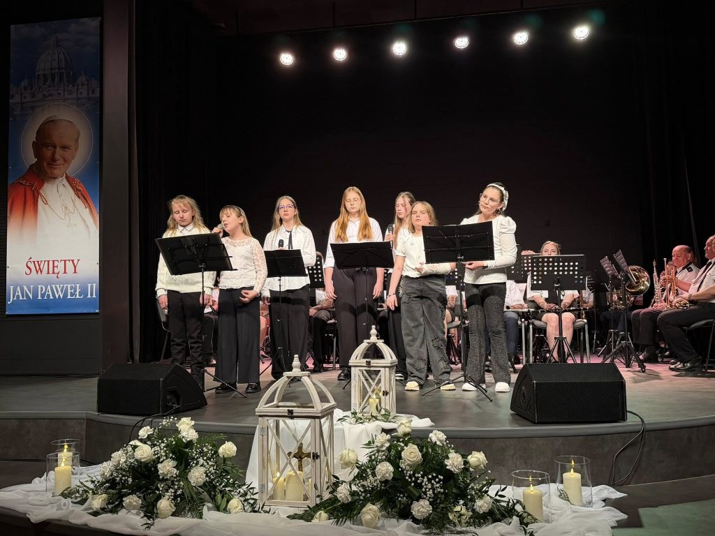 Obraz przedstawia osoby podczas Koncertu Wieczór dla Jana Pawła II 12.10.2026 sala GCKCziS Szczurowa