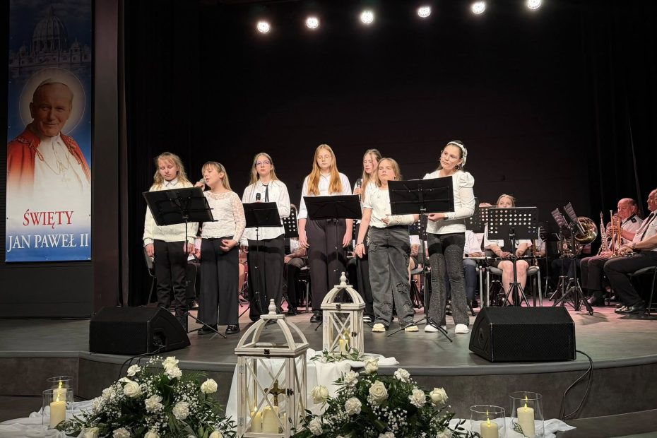 Obraz przedstawia osoby podczas Koncertu Wieczór dla Jana Pawła II 12.10.2026 sala GCKCziS Szczurowa
