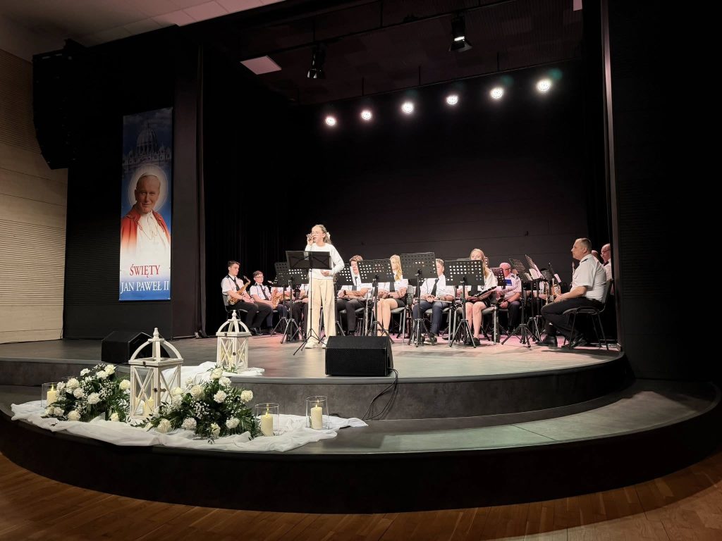 Obraz przedstawia osoby podczas Koncertu Wieczór dla Jana Pawła II 12.10.2026 sala GCKCziS Szczurowa