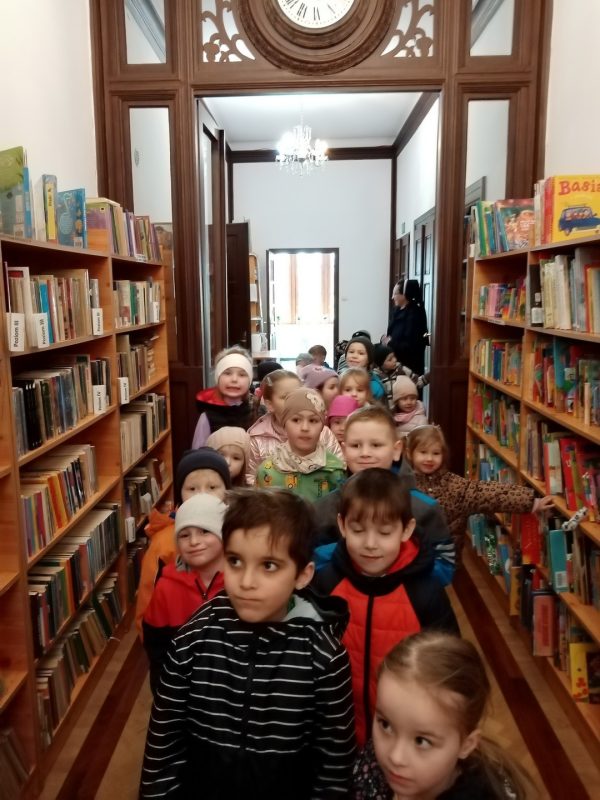 zdjęcie przedstawia dzieci z ochronki z wizytą w bibliotece w Szczurowej