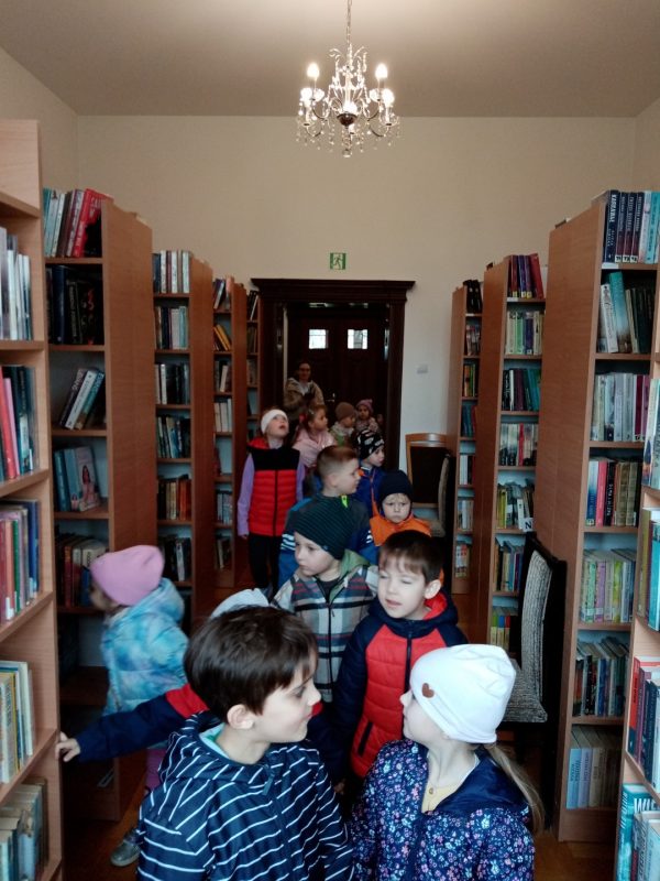 zdjęcie przedstawia dzieci z ochronki z wizytą w bibliotece w Szczurowej